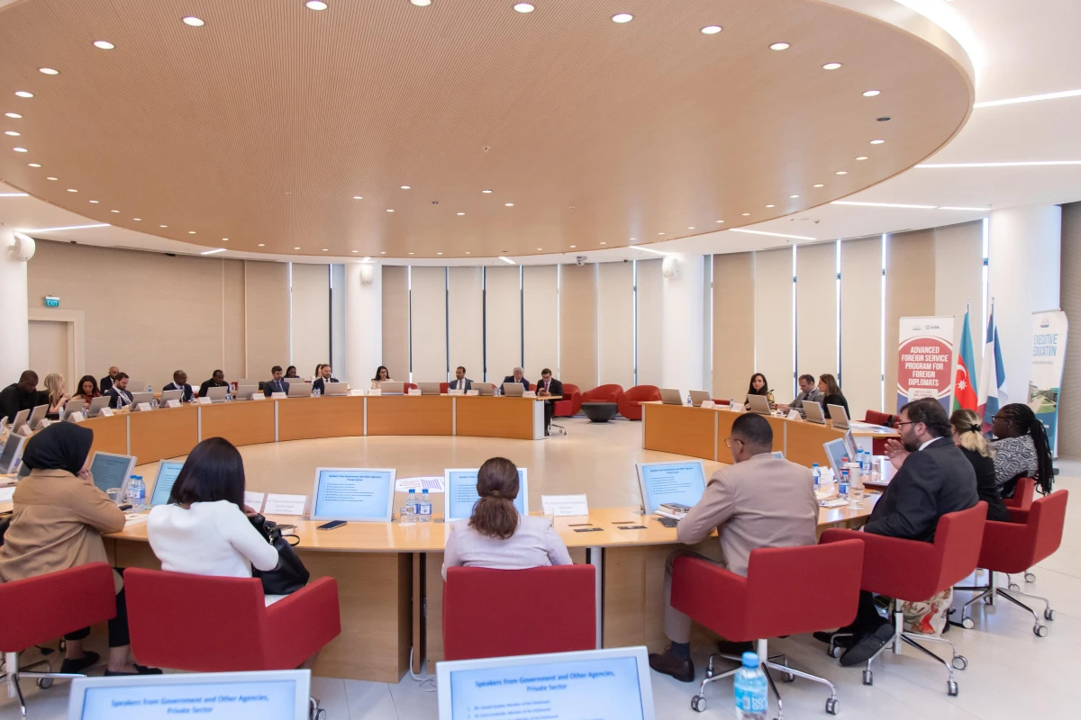 Xarici diplomatlar üçün “Xarici Siyasət Proqramı” uğurla başa çatdı — 5