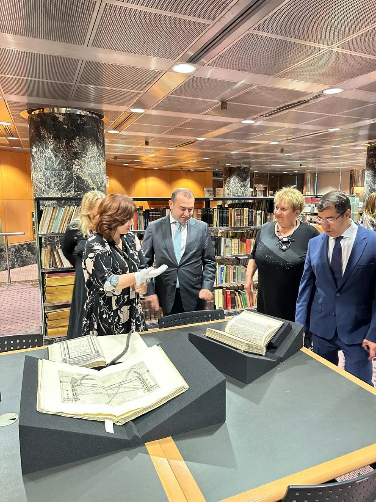 Mədəniyyət Nazirliyinin nümayəndə heyəti Zaqreb Milli və Universitet Kitabxanasını ziyarət etdi — 3