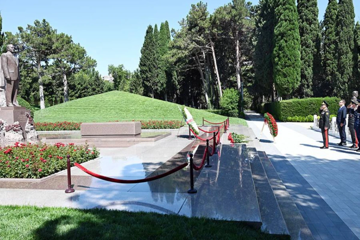 Müdafiə naziri Fəxri Xiyabanda və Zəfər parkında oldu