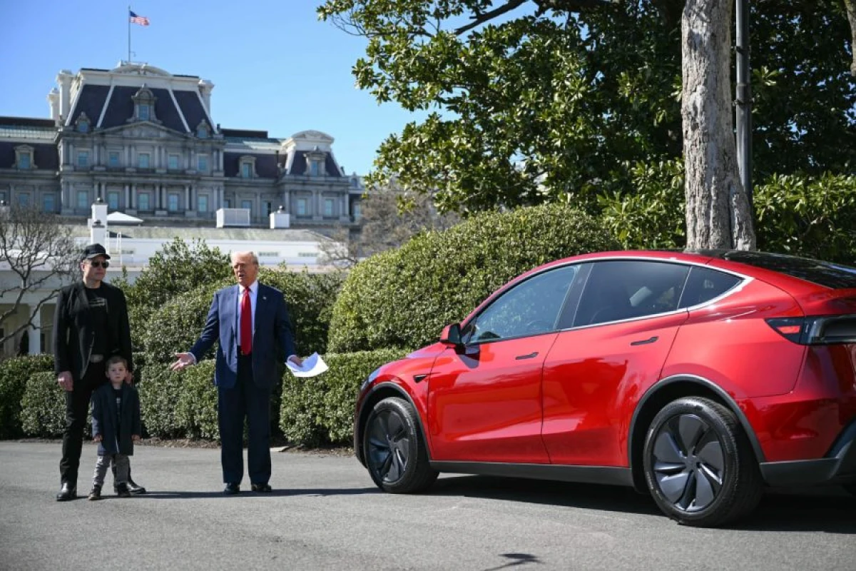 Menecerlər "Tesla"nı tərk edir