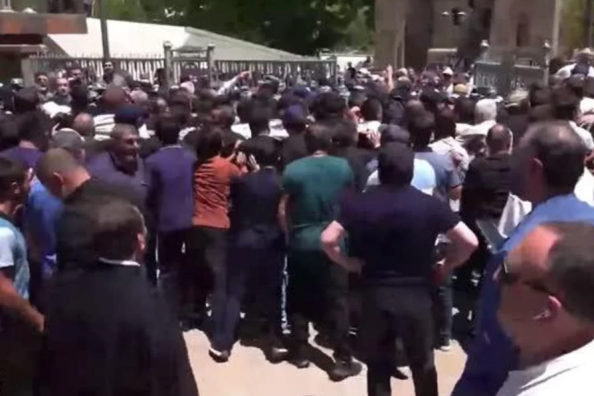 Eçmiədzində gərginlik artır: Dindarlarla hökumət qarşı-qarşıya — 1