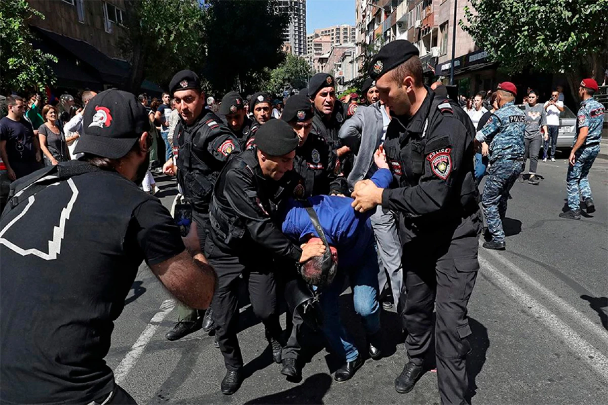 Erməni kilsəsinin yeni missiyası: Dindən uzaqlaşıb siyasi intriqaya yönələnlər