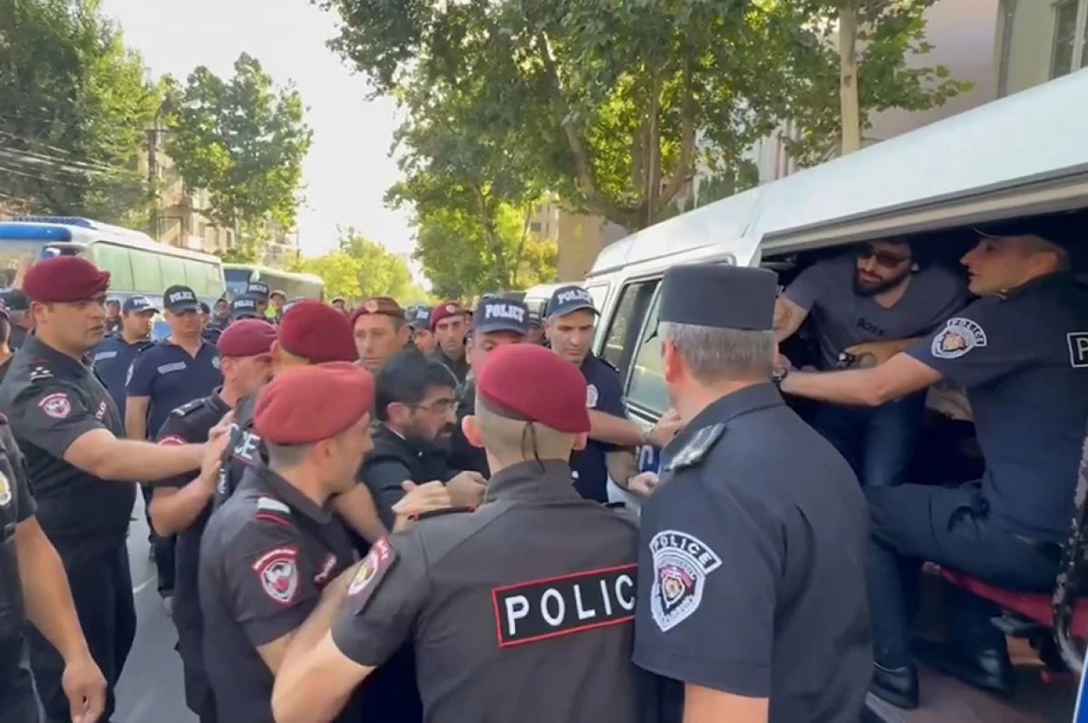 Ermənistan İstintaq Komitəsinin binası ətrafında saxlanılanlar var