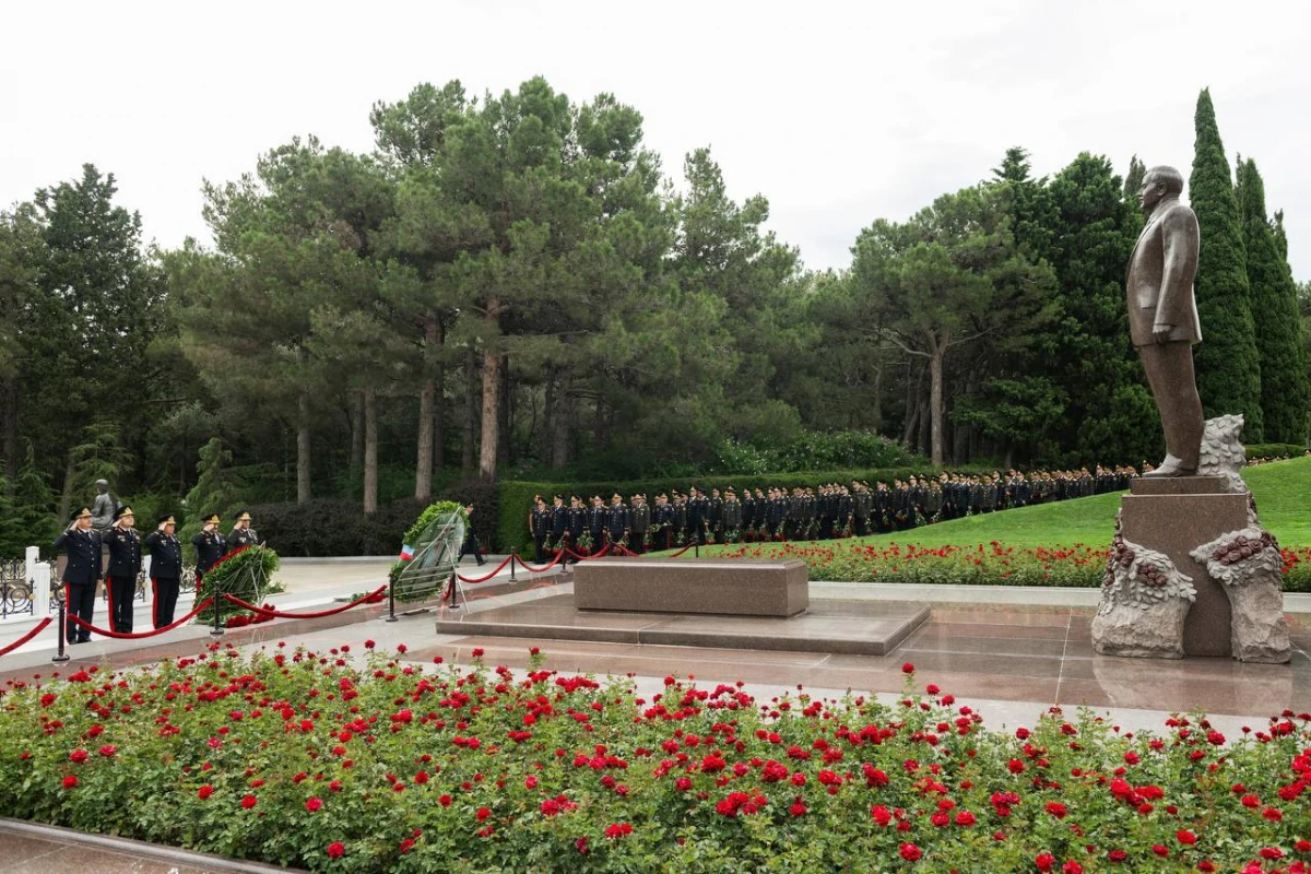 DİN rəhbərliyi Heydər Əliyevin məzarını ziyarət etdi — 1