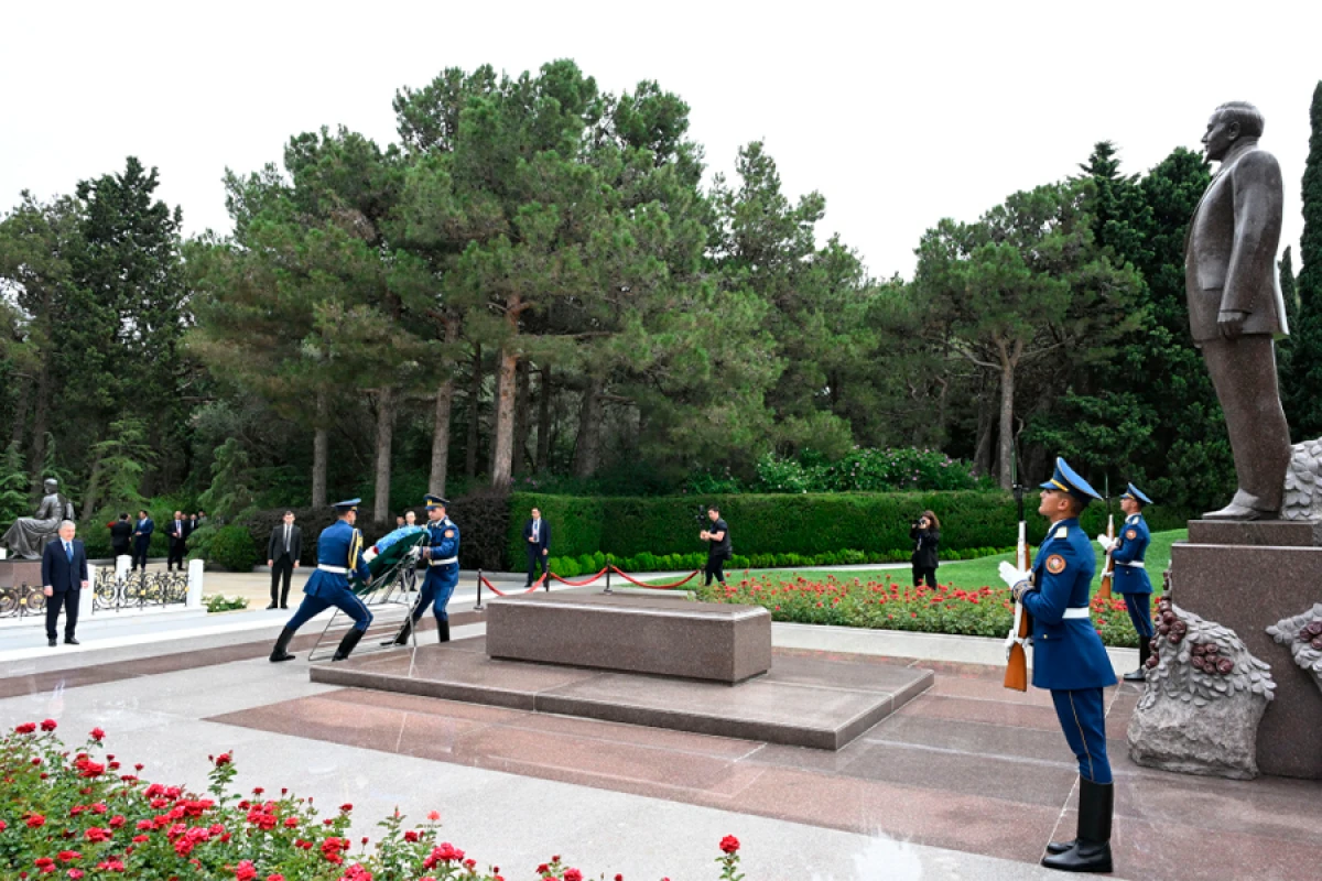 Özbəkistan Prezidenti Fəxri xiyabanda Ulu Öndər Heydər Əliyevin xatirəsini andı