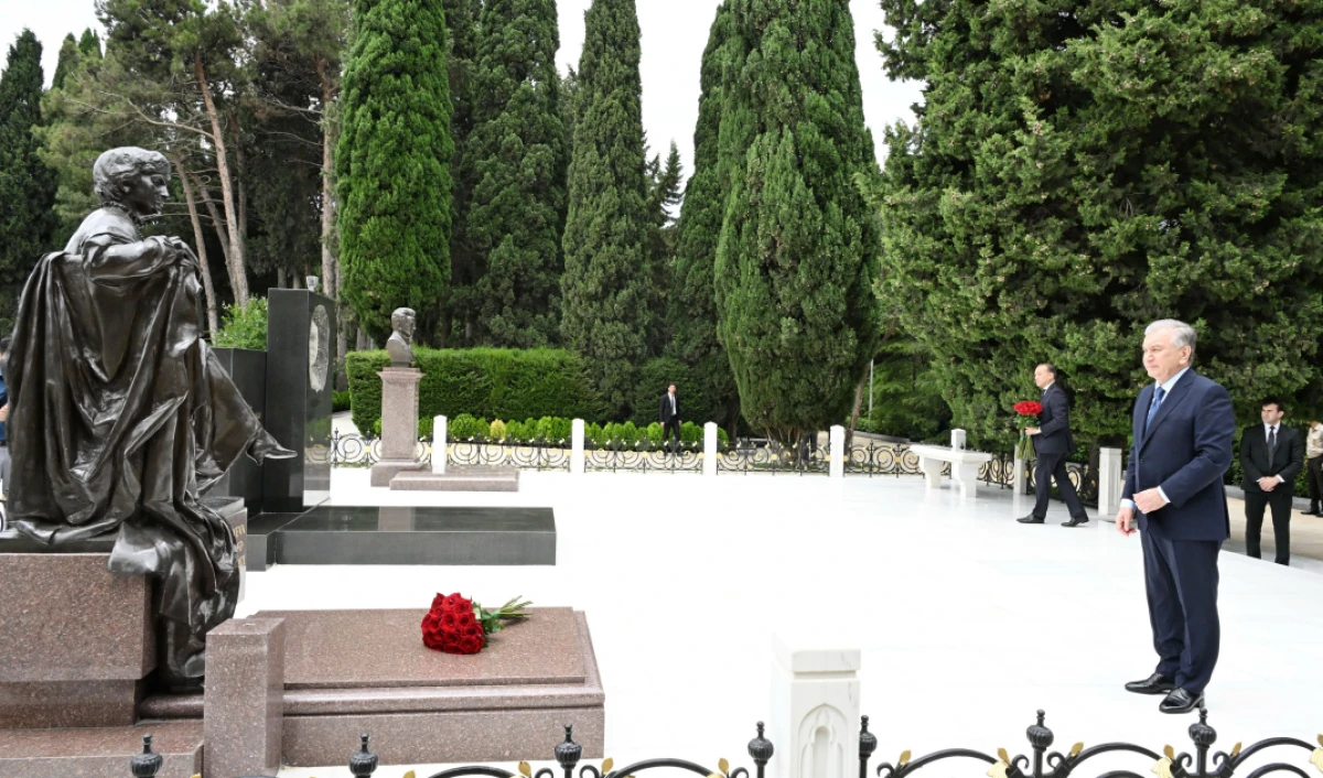 Özbəkistan Prezidenti Fəxri xiyabanda Ulu Öndər Heydər Əliyevin xatirəsini andı — 1