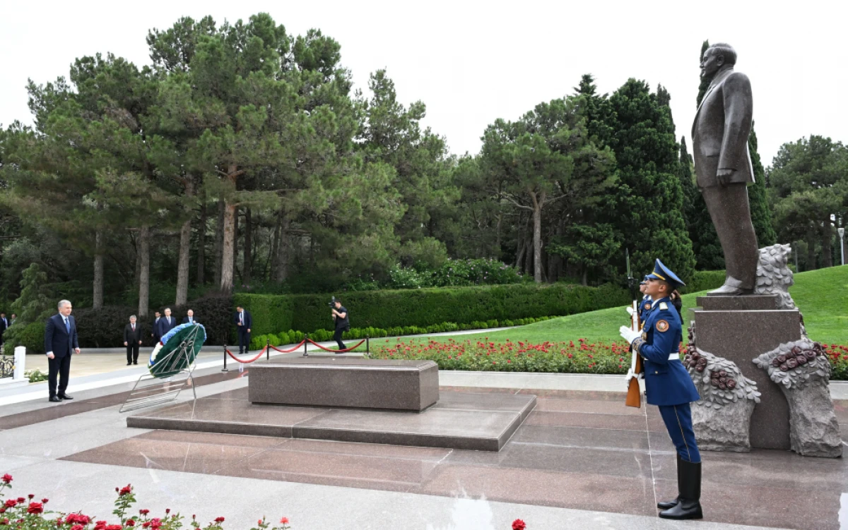 Özbəkistan Prezidenti Fəxri xiyabanda Ulu Öndər Heydər Əliyevin xatirəsini andı — 3