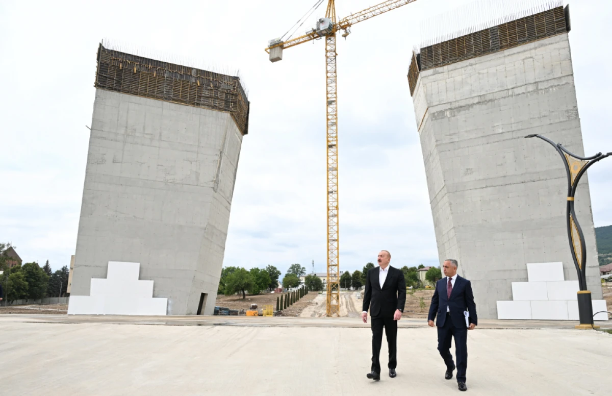 Prezident İlham Əliyev Xankəndidə Zəfər parkında görülən tikinti işləri ilə tanış oldu — 5