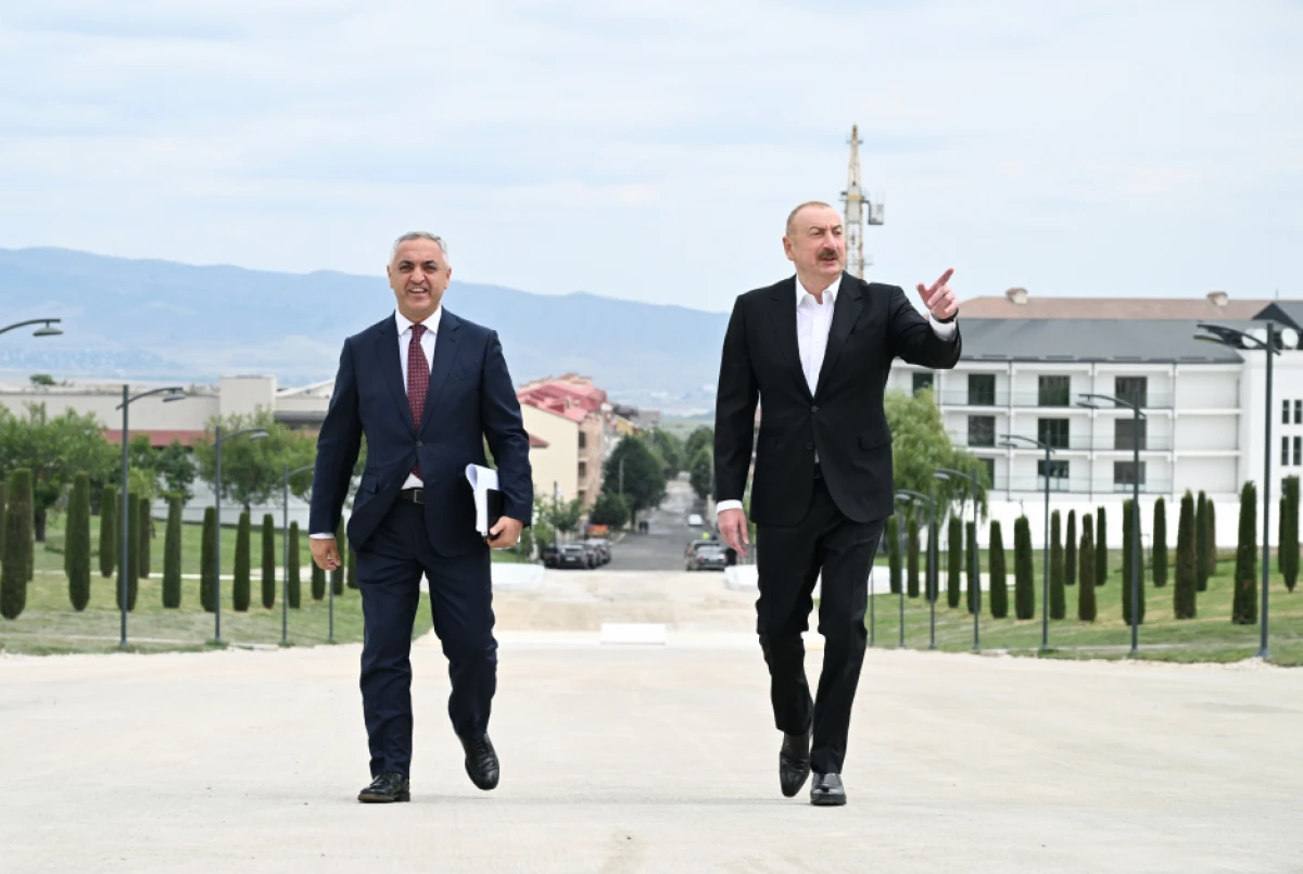 Prezident İlham Əliyev Xankəndidə Zəfər parkında görülən tikinti işləri ilə tanış oldu — 7