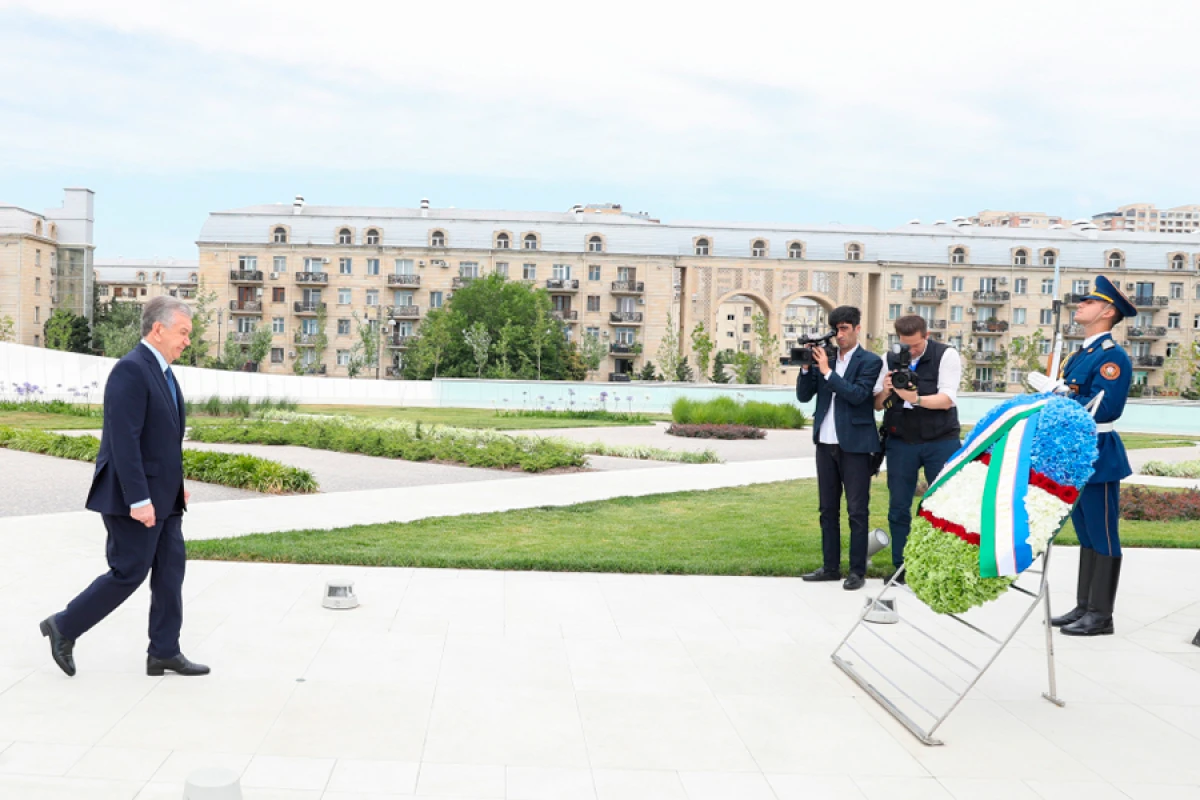 Özbəkistan Prezidenti Şavkat Mirziyoyev Bakıda Zəfər parkını ziyarət etdi