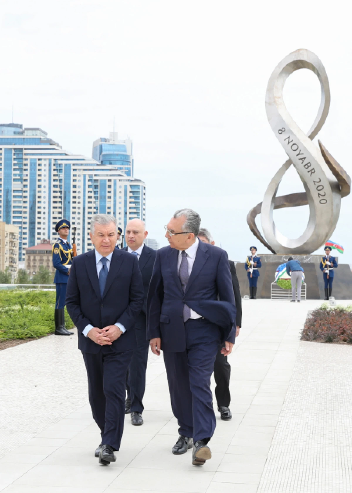 Özbəkistan Prezidenti Şavkat Mirziyoyev Bakıda Zəfər parkını ziyarət etdi — 1
