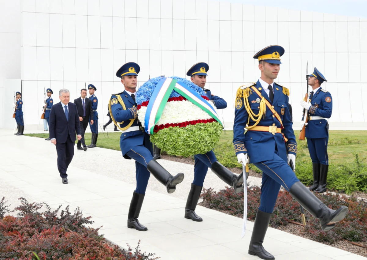 Özbəkistan Prezidenti Şavkat Mirziyoyev Bakıda Zəfər parkını ziyarət etdi — 2