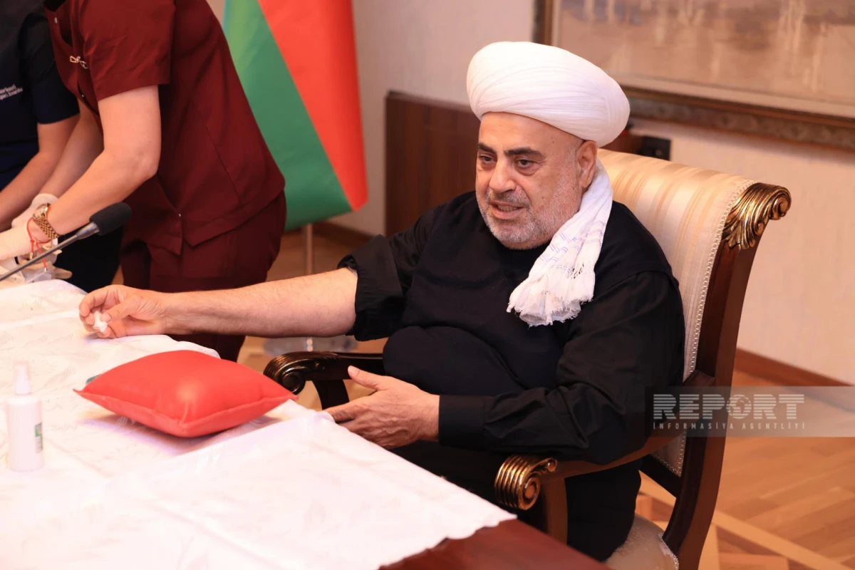 Allahşükür Paşazadə Aşura günü ilə bağlı qan verdi — 1