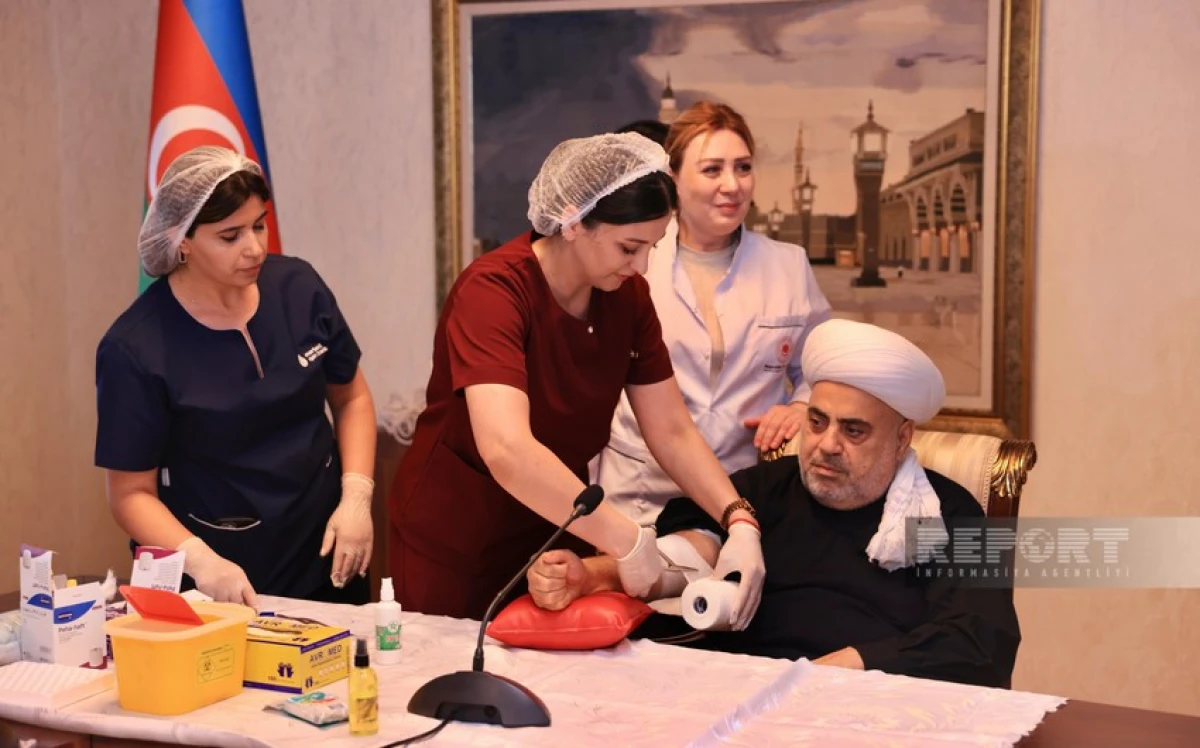 Allahşükür Paşazadə Aşura günü ilə bağlı qan verdi — 2
