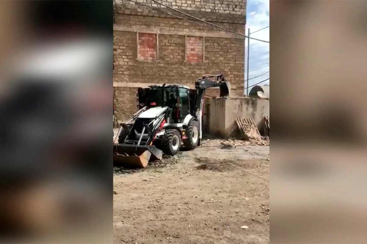 Gəncədə qanunsuz tikili söküldü
