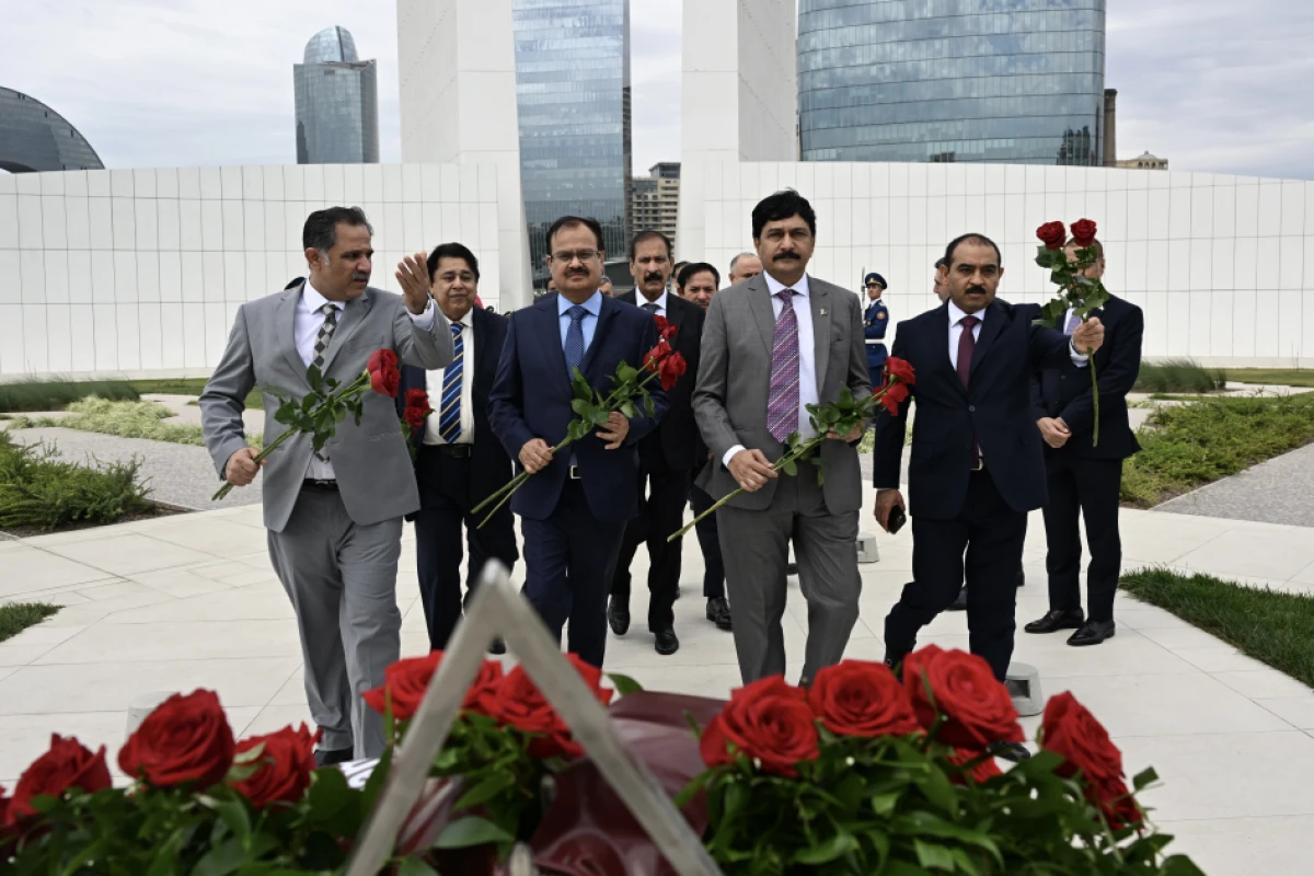 Pakistan Milli Assambleyasının sədri Bakıda Zəfər parkını ziyarət etdi — 3