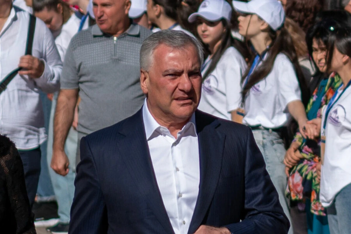 Ermənistanda Karapetyanın şirkətinə basqın edildi