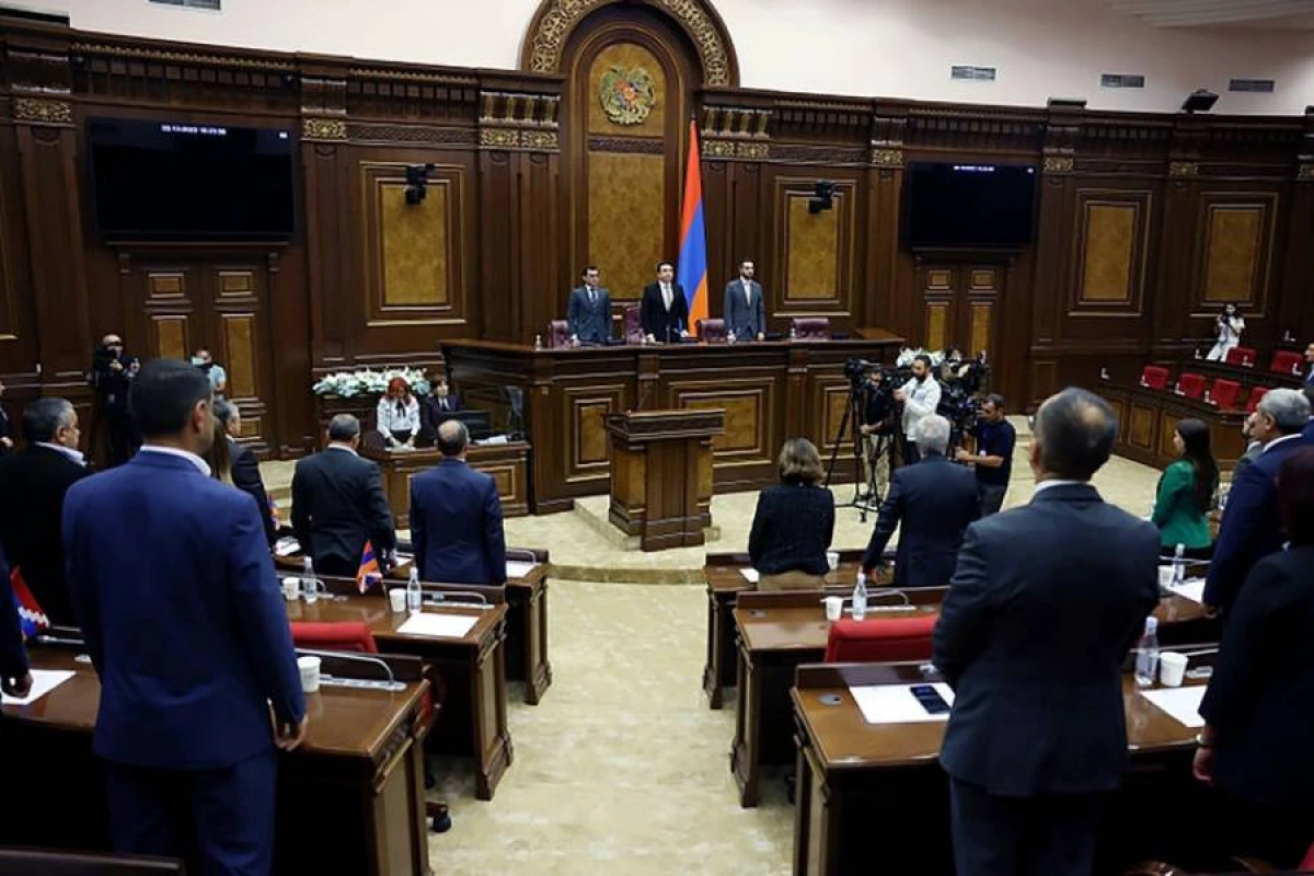 Ermənistan parlamentində dava düşdü