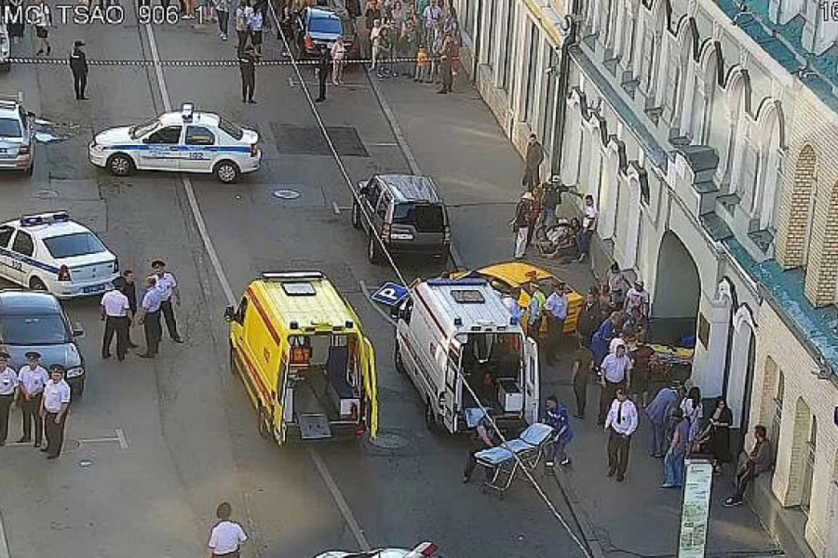 Moskvada avtomobil insan izdihamına çırpıldı