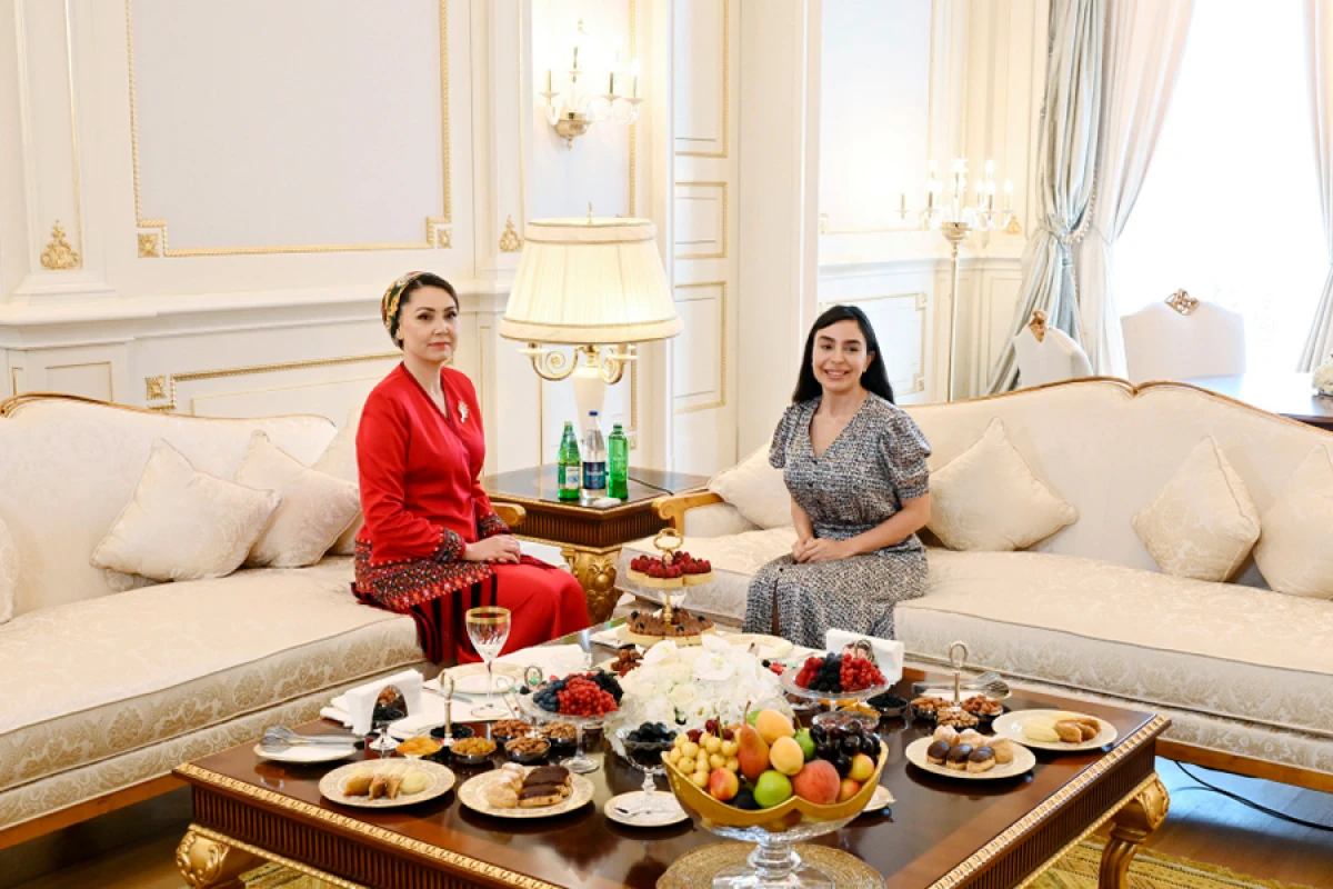 Leyla Əliyeva Türkmənistan Xalq Məsləhəti sədrinin qızı Oquldjaxan Atabayeva ilə görüşdü