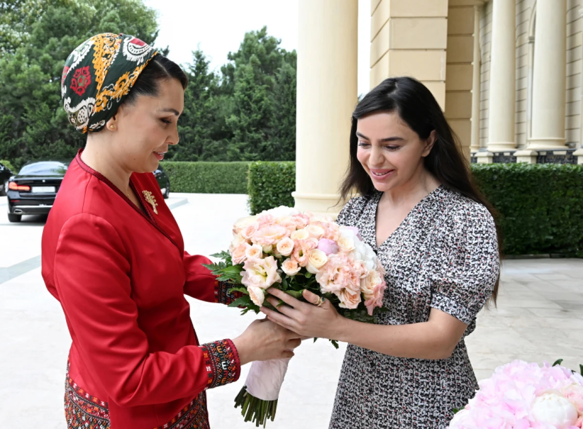Leyla Əliyeva Türkmənistan Xalq Məsləhəti sədrinin qızı Oquldjaxan Atabayeva ilə görüşdü — 1