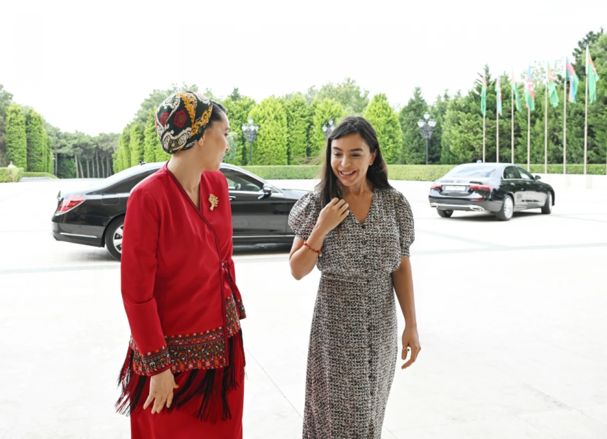 Leyla Əliyeva Türkmənistan Xalq Məsləhəti sədrinin qızı Oquldjaxan Atabayeva ilə görüşdü — 2