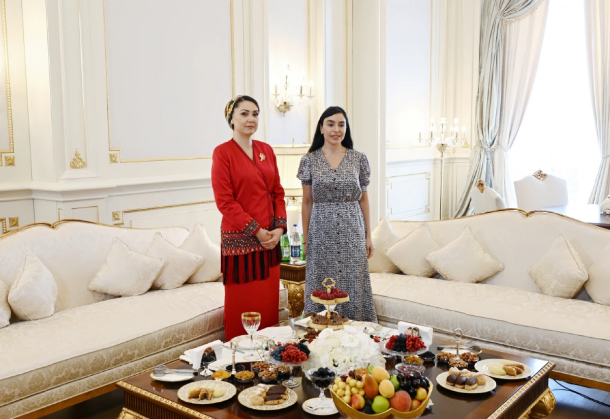 Leyla Əliyeva Türkmənistan Xalq Məsləhəti sədrinin qızı Oquldjaxan Atabayeva ilə görüşdü — 4