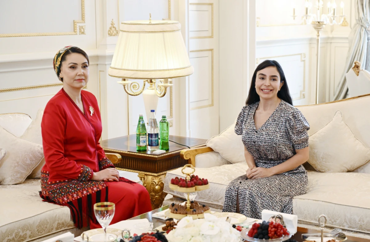 Leyla Əliyeva Türkmənistan Xalq Məsləhəti sədrinin qızı Oquldjaxan Atabayeva ilə görüşdü — 5