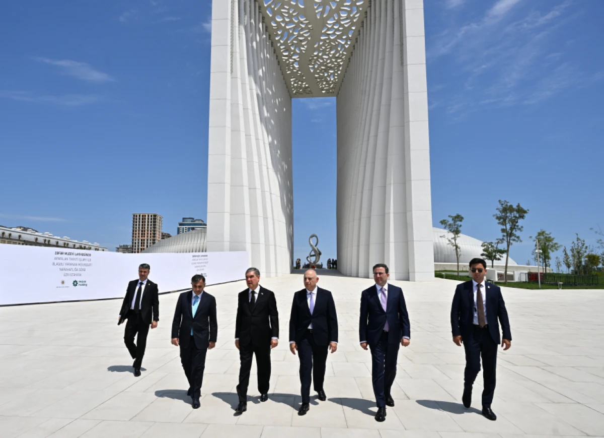 Qurbanqulu Berdiməhəmmədov Zəfər parkını ziyarət etdi — 1