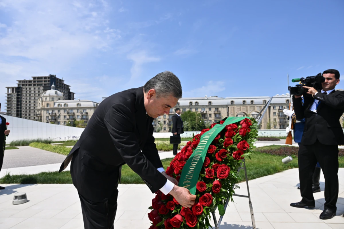 Qurbanqulu Berdiməhəmmədov Zəfər parkını ziyarət etdi — 4