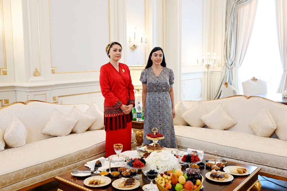 Qurbanqulu Berdiməhəmmədovun qızı Oquldjaxan Atabayeva və Leyla Əliyeva Heydər Əliyev Mərkəzində oldular