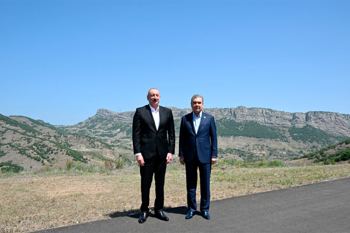 Prezident və Qurbanqulu Berdiməhəmmədov Şuşa rayonunun Daşaltı kəndinin fonunda şəkil çəkdiriblər