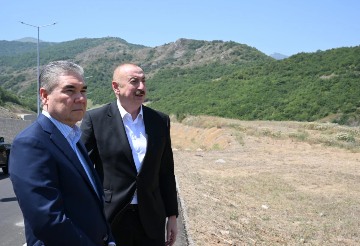 Prezident və Qurbanqulu Berdiməhəmmədov Şuşa rayonunun Daşaltı kəndinin fonunda şəkil çəkdiriblər — 1