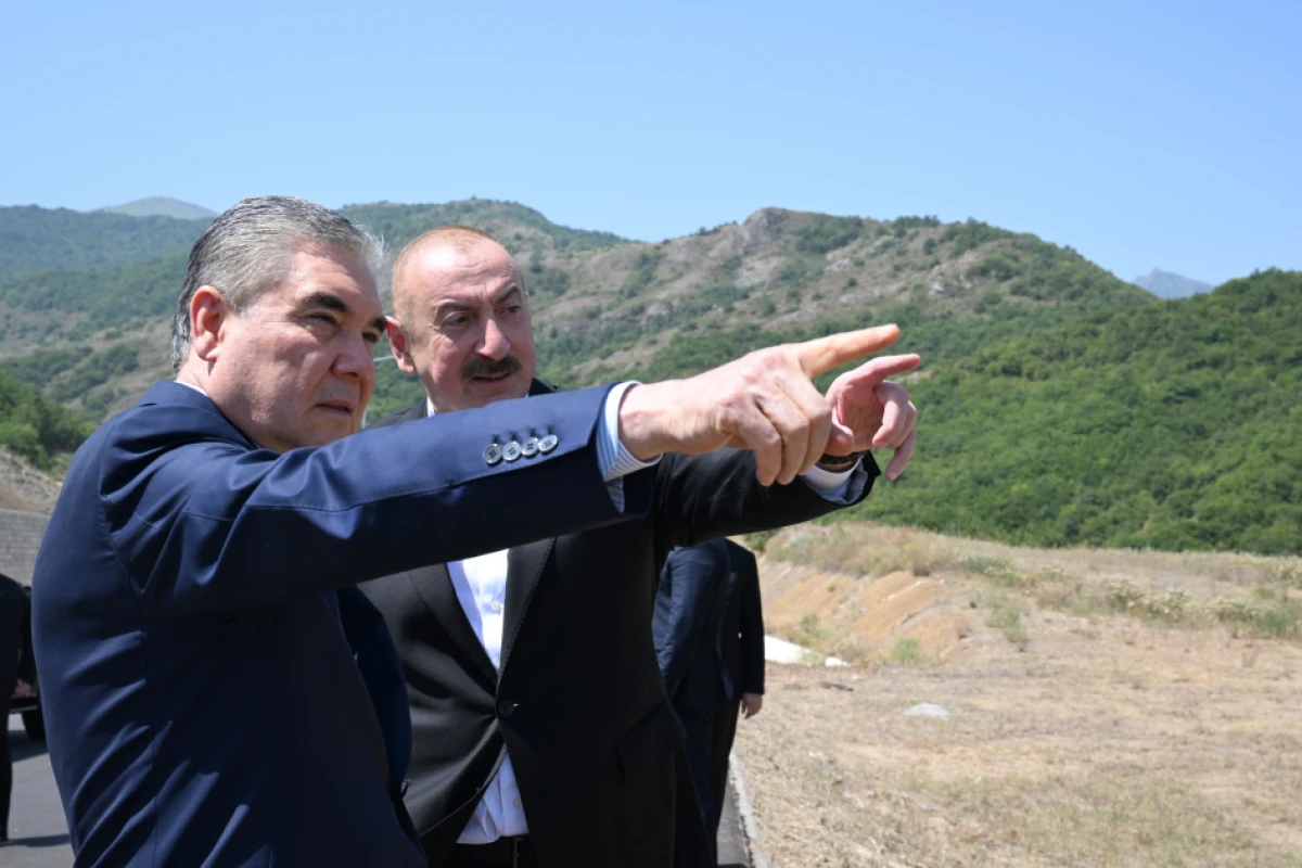 Prezident və Qurbanqulu Berdiməhəmmədov Şuşa rayonunun Daşaltı kəndinin fonunda şəkil çəkdiriblər — 2
