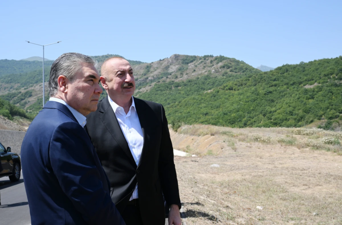 Prezident və Qurbanqulu Berdiməhəmmədov Şuşa rayonunun Daşaltı kəndinin fonunda şəkil çəkdiriblər — 3
