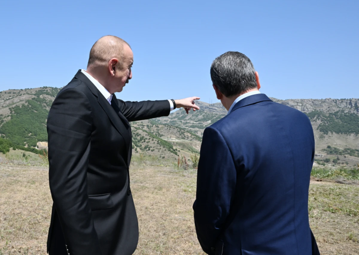 Prezident və Qurbanqulu Berdiməhəmmədov Şuşa rayonunun Daşaltı kəndinin fonunda şəkil çəkdiriblər — 4
