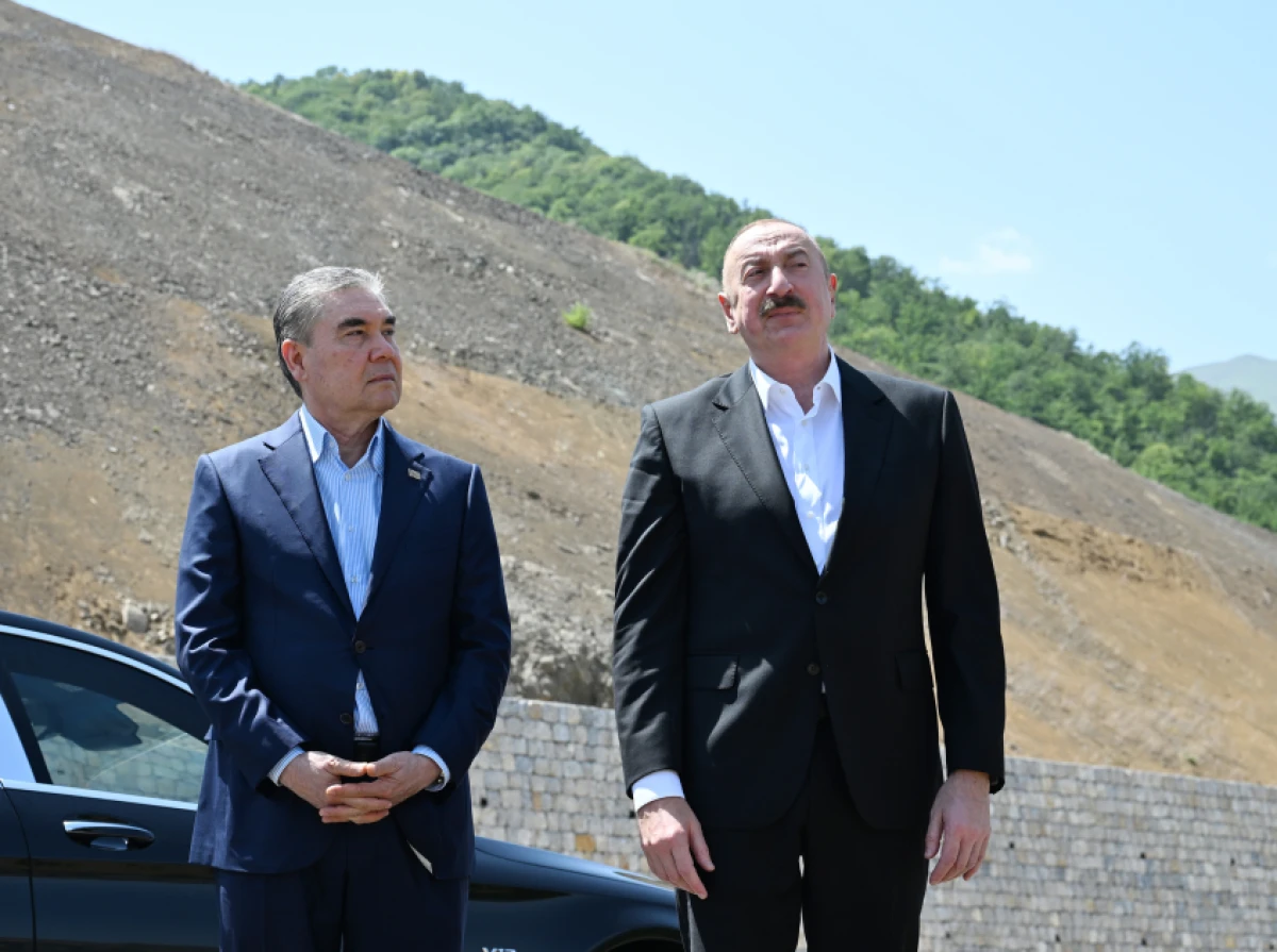 Prezident və Qurbanqulu Berdiməhəmmədov Şuşa rayonunun Daşaltı kəndinin fonunda şəkil çəkdiriblər — 5