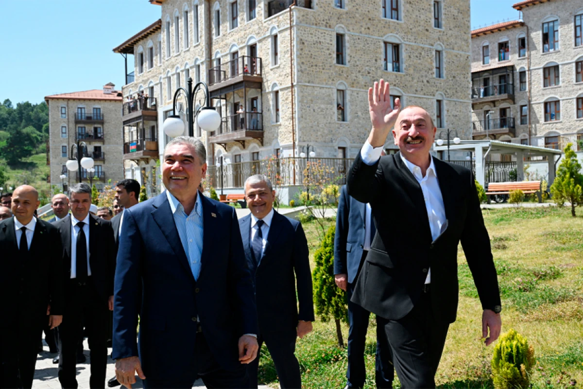 Prezident İlham Əliyev və Türkmənistan Xalq Məsləhətinin sədri Şuşada inşa edilmiş birinci yaşayış kompleksində olublar