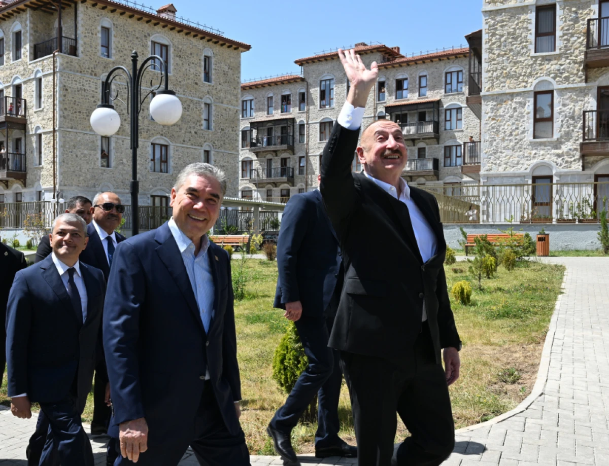 Prezident İlham Əliyev və Türkmənistan Xalq Məsləhətinin sədri Şuşada inşa edilmiş birinci yaşayış kompleksində olublar — 2