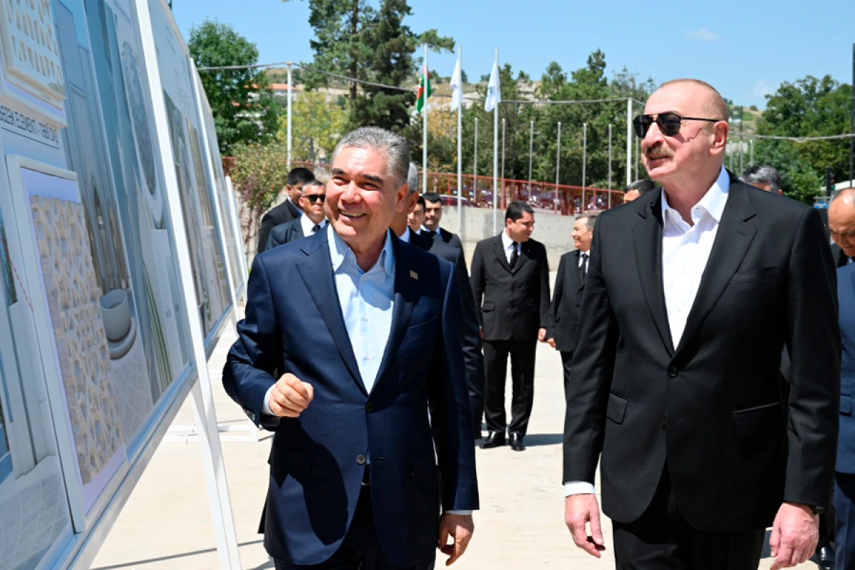 Azərbaycan Prezidenti və Türkmənistan Xalq Məsləhətinin sədri Yeni Şuşa məscidində tikinti işlərinin gedişi ilə tanış olublar