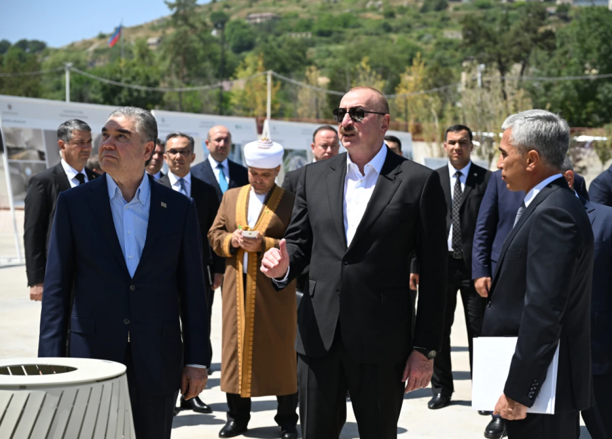 Azərbaycan Prezidenti və Türkmənistan Xalq Məsləhətinin sədri Yeni Şuşa məscidində tikinti işlərinin gedişi ilə tanış olublar — 1