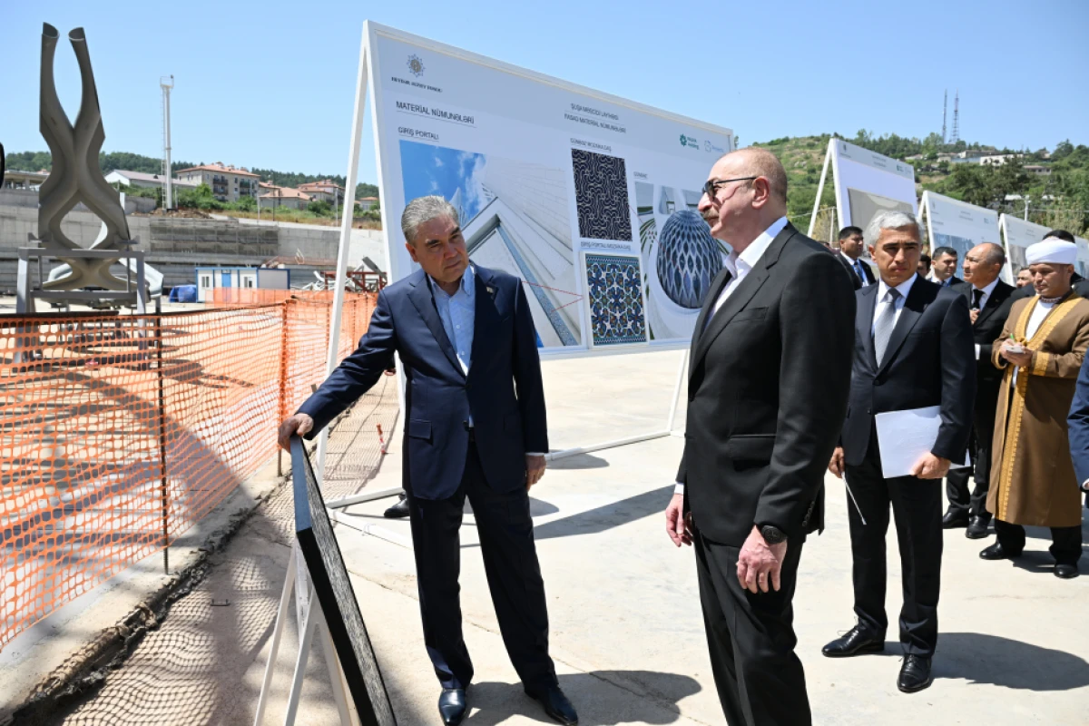 Azərbaycan Prezidenti və Türkmənistan Xalq Məsləhətinin sədri Yeni Şuşa məscidində tikinti işlərinin gedişi ilə tanış olublar — 4