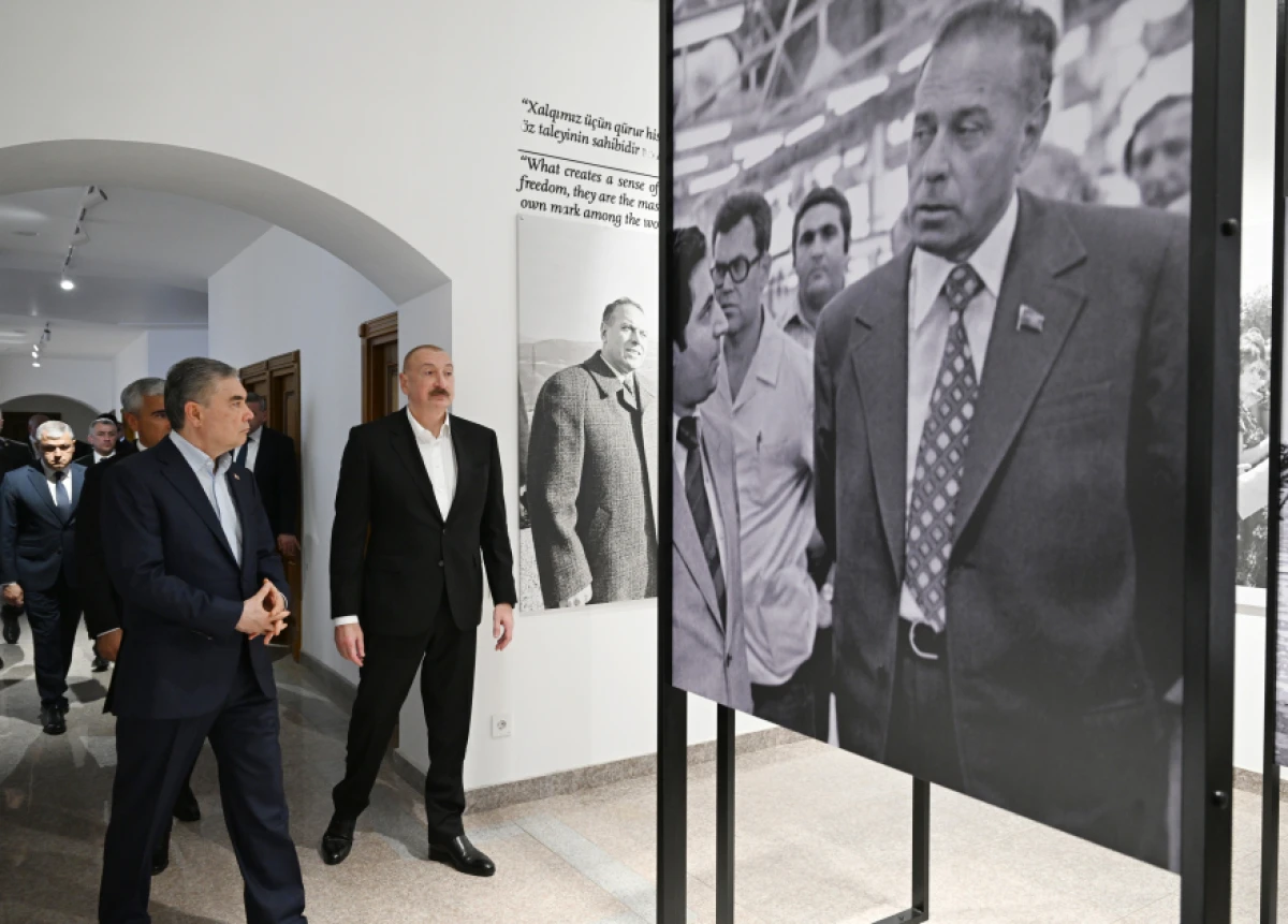 Prezident İlham Əliyev və Qurbanqulu Berdiməhəmmədov Şuşadakı Yaradıcılıq Mərkəzində “Heydər Əliyev və Qarabağ” sərgisi ilə tanış olublar — 4