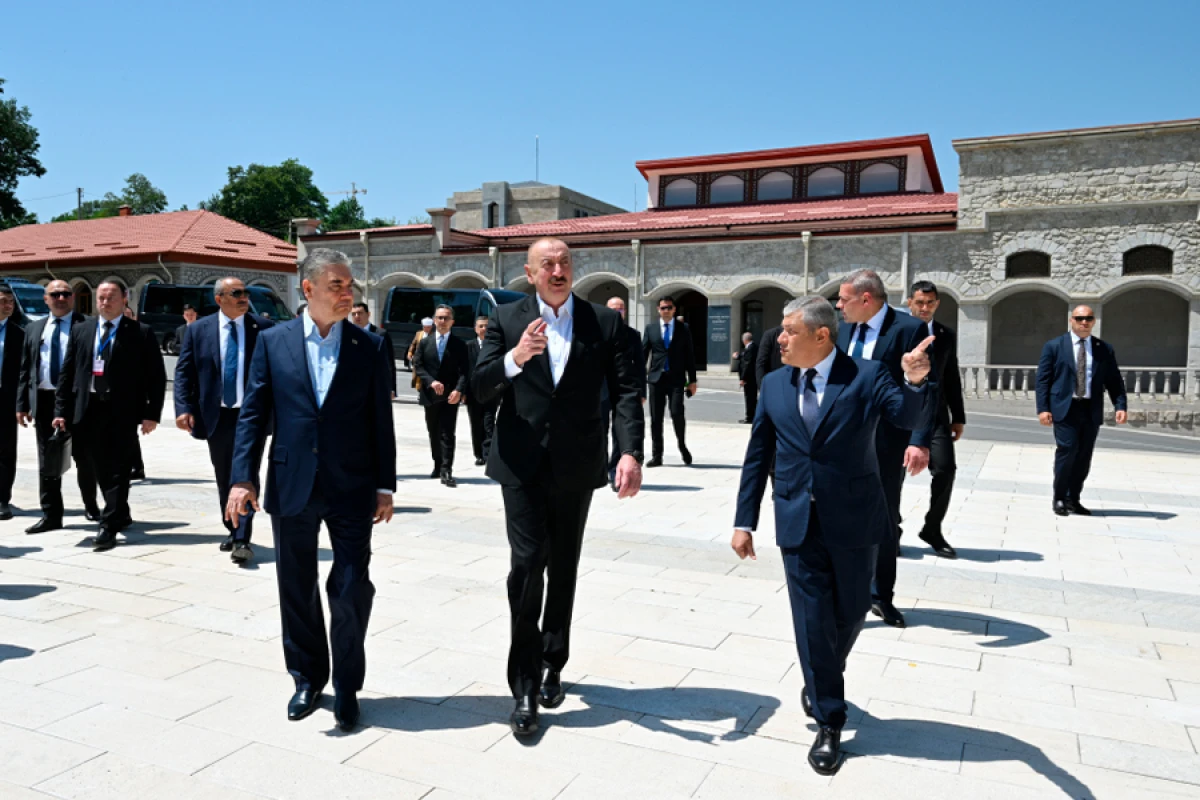 Prezident İlham Əliyev və Qurbanqulu Berdiməhəmmədov Natəvanın, Bülbülün və Üzeyir Hacıbəylinin gülləbaran edilmiş heykəllərinə baxdılar