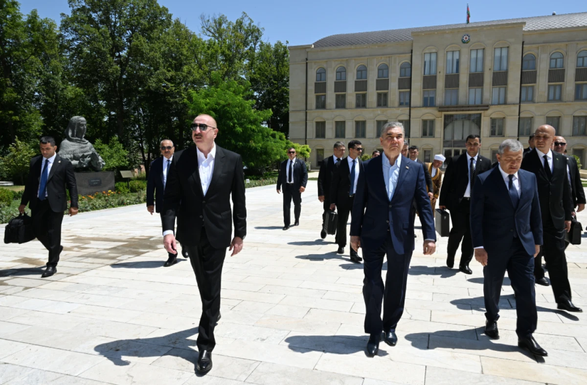 Prezident İlham Əliyev və Qurbanqulu Berdiməhəmmədov Natəvanın, Bülbülün və Üzeyir Hacıbəylinin gülləbaran edilmiş heykəllərinə baxdılar — 1