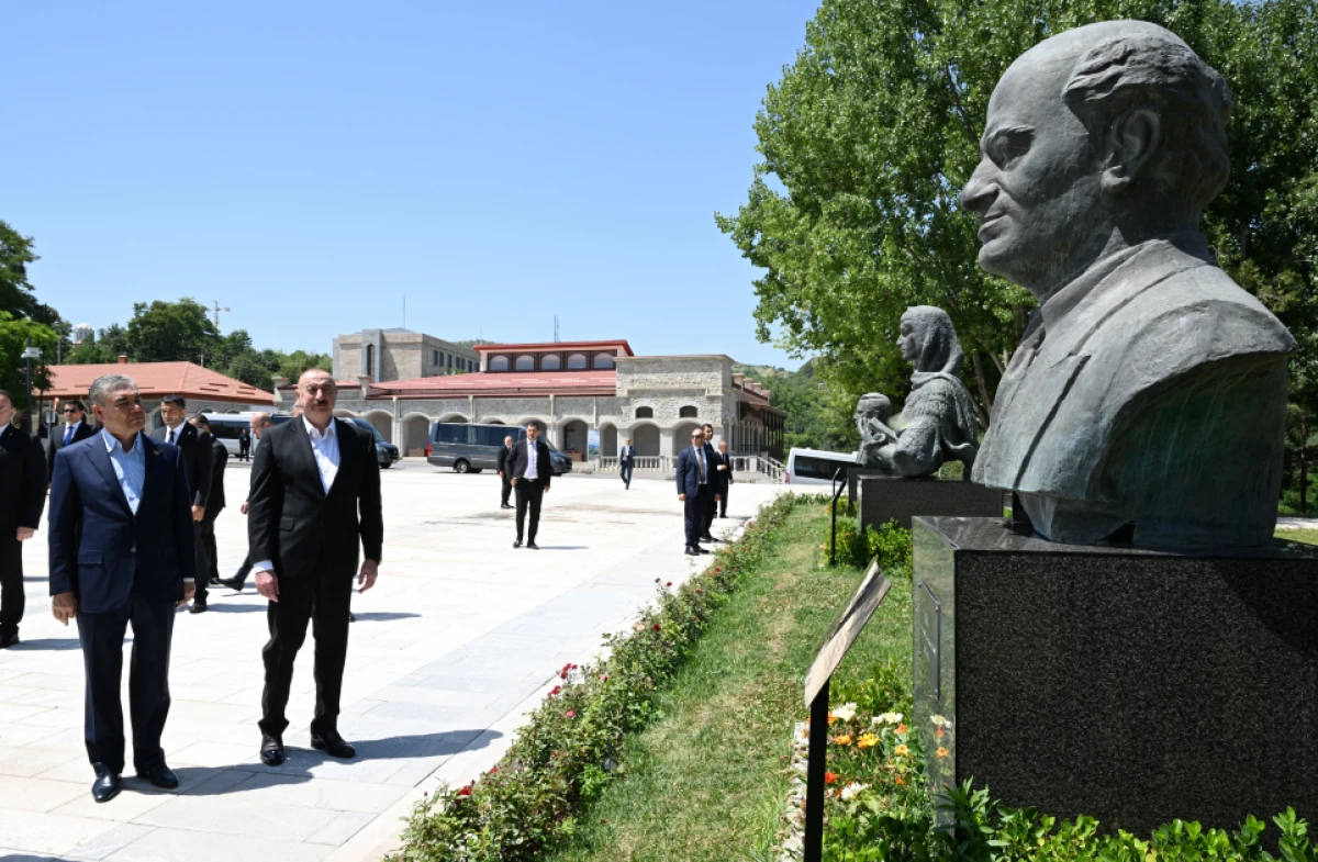 Prezident İlham Əliyev və Qurbanqulu Berdiməhəmmədov Natəvanın, Bülbülün və Üzeyir Hacıbəylinin gülləbaran edilmiş heykəllərinə baxdılar — 2