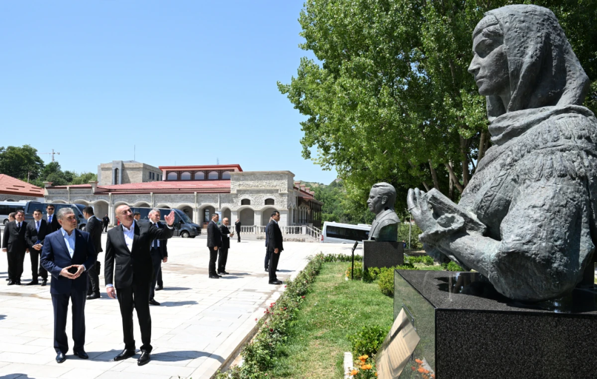 Prezident İlham Əliyev və Qurbanqulu Berdiməhəmmədov Natəvanın, Bülbülün və Üzeyir Hacıbəylinin gülləbaran edilmiş heykəllərinə baxdılar — 3