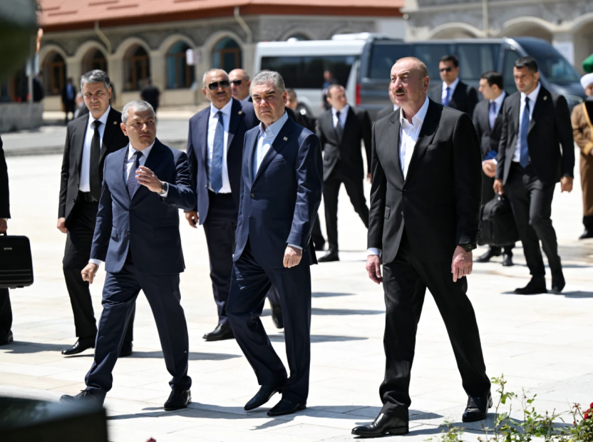 Prezident İlham Əliyev və Qurbanqulu Berdiməhəmmədov Natəvanın, Bülbülün və Üzeyir Hacıbəylinin gülləbaran edilmiş heykəllərinə baxdılar — 4