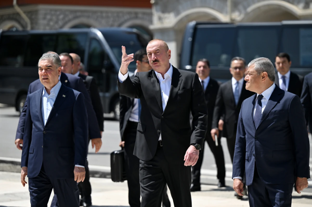 Prezident İlham Əliyev və Qurbanqulu Berdiməhəmmədov Natəvanın, Bülbülün və Üzeyir Hacıbəylinin gülləbaran edilmiş heykəllərinə baxdılar — 5