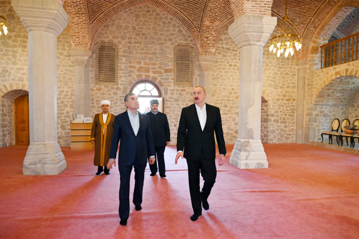 Prezident və Qurbanqulu Berdiməhəmmədov Şuşada Yuxarı Gövhər Ağa məscidini ziyarət etdilər